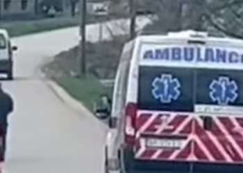 Vozač hitne pomoći prevrnut na stranu, saobraćaj otežano