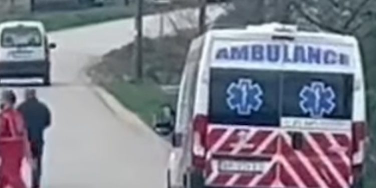 Vozač hitne pomoći prevrnut na stranu, saobraćaj otežano