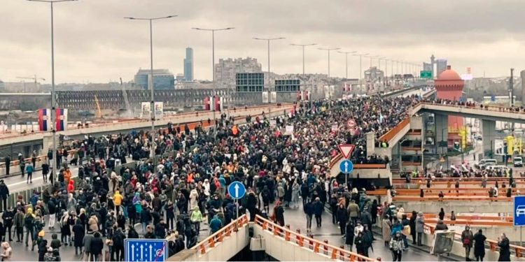 Studenti beogradskih fakulteta u šetnji do Novog Sada: Podrška kolegama u blokadi mostova