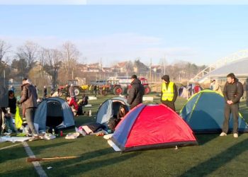 Studenti Beogradskih Fakulteta u Protestnoj Šetnji do Novog Sada, prespavali na stadionu u Inđiji