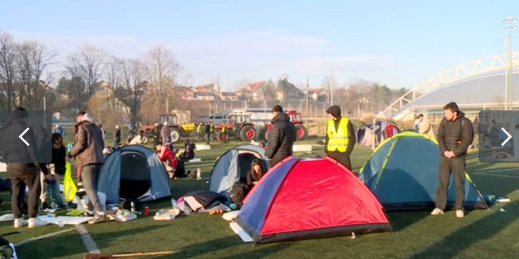 Studenti Beogradskih Fakulteta u Protestnoj Šetnji do Novog Sada, prespavali na stadionu u Inđiji