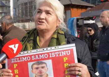 Majka Mavrića na protestu u Tutinu traži pravdu za tri naša dječaka: Bakana, Skarepa i Fahrudina