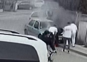 Novi Pazar: Zapalilo se auto, radnici pekare i prolaznici spriječili veće posljedice