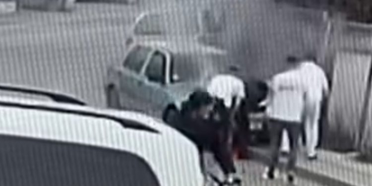 Novi Pazar: Zapalilo se auto, radnici pekare i prolaznici spriječili veće posljedice