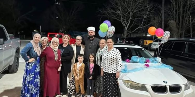 Džematlije u Houstonu obradovale efendiju Sadika luksuznim BMW-om