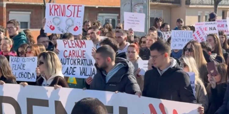 Studenti i građani Novog Pazara blokirali magistralni put: Blokada se nastavlja svakog dana