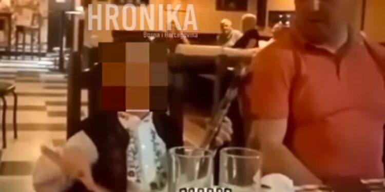Pripadnik policije Kantona Sarajevo sa maloljetnim sinom pjeva šovinističke pjesme VIDEO