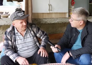 Adem otkrio da mu žena pripada zajednici Jehovinih svjedoka i da ga vara, pa je bacio kroz prozor