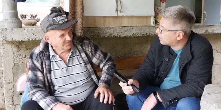 Adem otkrio da mu žena pripada zajednici Jehovinih svjedoka i da ga vara, pa je bacio kroz prozor