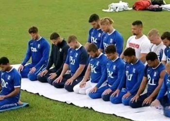 Impresivna fotografija prije početka fudbalske utakmice: Zajednički namaz fudbalera