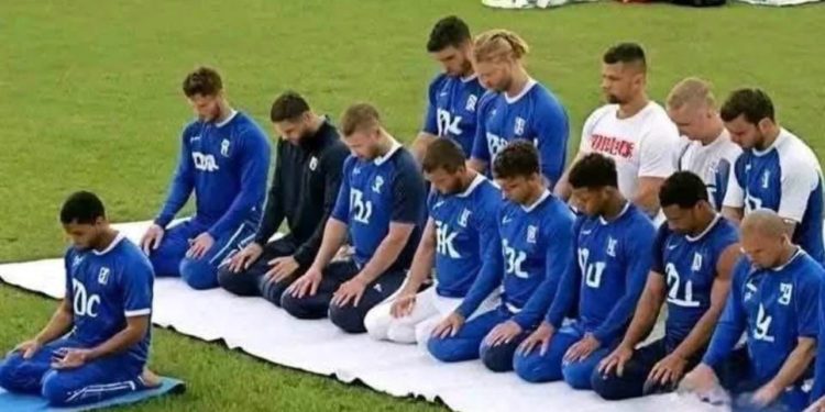 Impresivna fotografija prije početka fudbalske utakmice: Zajednički namaz fudbalera
