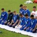 Impresivna fotografija prije početka fudbalske utakmice: Zajednički namaz fudbalera