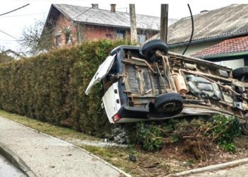 Mladić sleteo sa puta pa se zabio u drveni sud, teško povređen