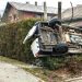 Mladić sleteo sa puta pa se zabio u drveni sud, teško povređen