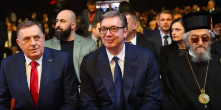 Vučić na teritoriji BiH prijetio Bošnjačkim političarima, postavlja se pitanje zašto na Kosovu nije to uradio