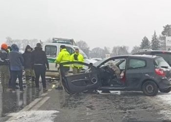 Teška saobraćajna nezgoda kod Kraljeva, udes automobila i kamiona