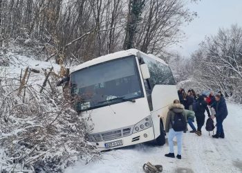 Nesreća na BiH putu, autobus pun učenika sletio u kanal