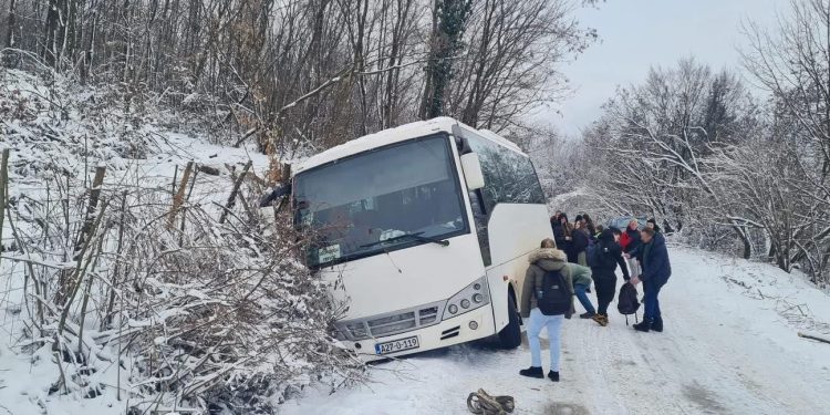 Nesreća na BiH putu, autobus pun učenika sletio u kanal