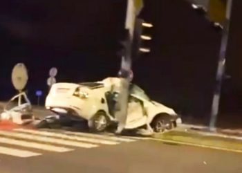 Vozač ignorisao znakove zaustavljanja pa udario u stub, stradao dječak na mjestu suvozača