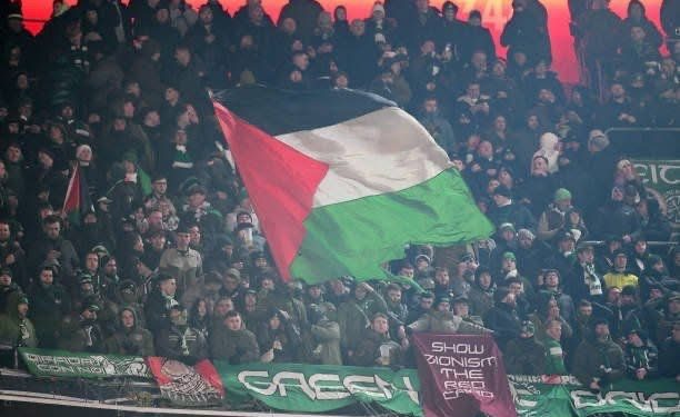 Zastava Palestine neizbežni rekvizit navijača Seltika, sinoc na utakmici LŠ