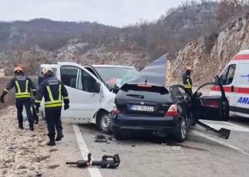 Tragična saobraćajna nesreća u Crnoj Gori: Mladić poginuo a još jedan i četvoro djece povređeno