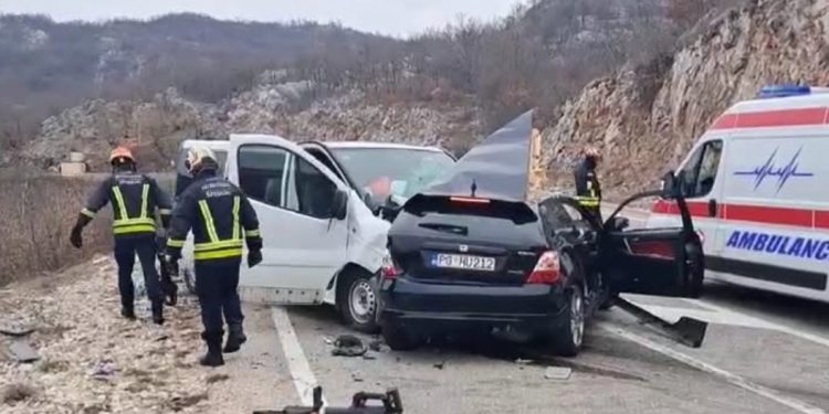 Tragična saobraćajna nesreća u Crnoj Gori: Mladić poginuo a još jedan i četvoro djece povređeno