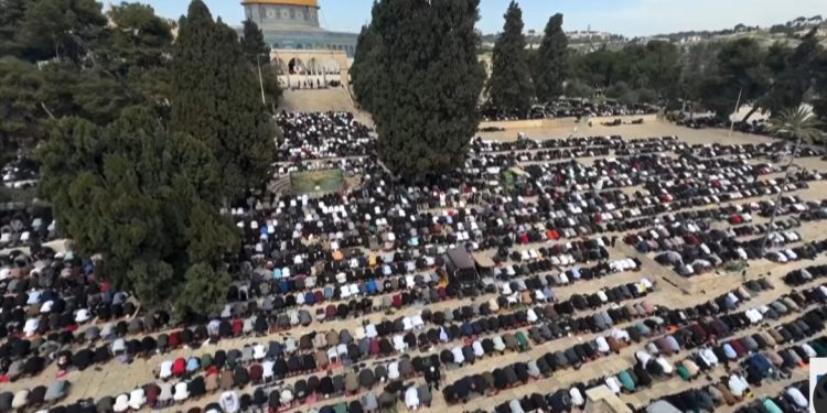 Palestinci u velikom broju klanjali treću džumu u džamiji Al Aksa VIDEO