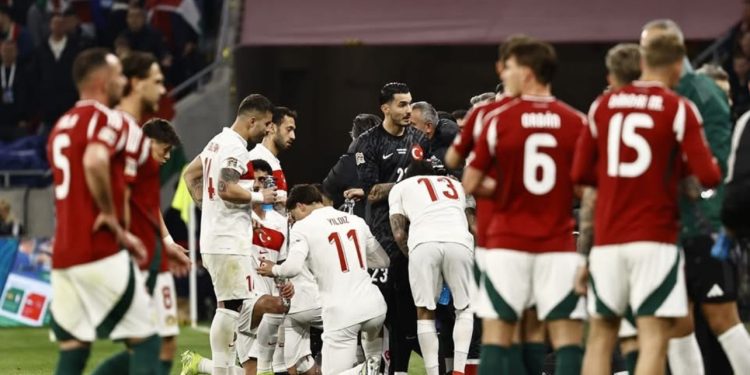 Sudija zaustavio utakmicu kako bi igrači Turske iftarili, Mađari zviždali pa dobili 3 gola