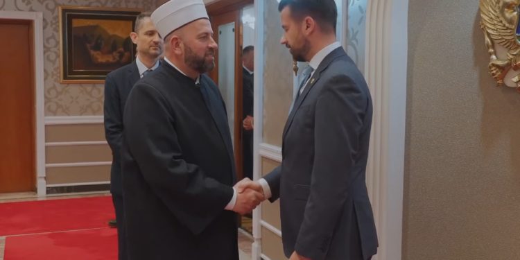 Predsjednik Crne Gore priredio iftar, dok Vučić čak ni koalicione partnere nikad nije pozvao
