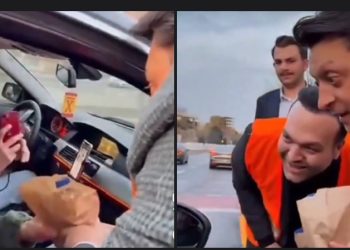 Mesud Ozil dijeli iftar prolaznicima u prometnoj ulici u Istanbulu VIDEO