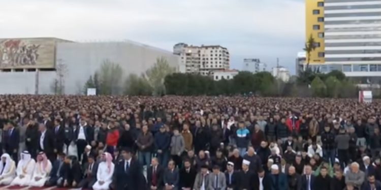 Tirana: Hiljade vjernika klanjalo Bajram namaz na trgu VIDEO