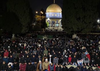 Preko 70.000 vjernika klanjalo teravih namaz u džamiji Al Aksa VIDEO