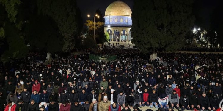 Preko 70.000 vjernika klanjalo teravih namaz u džamiji Al Aksa VIDEO