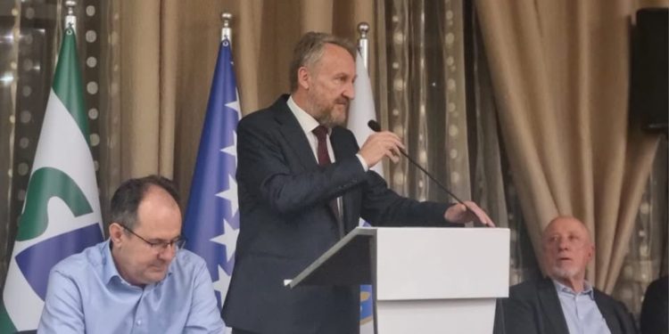 Izetbegović poručio: Ne može jedan čovjek biti iznad zakona, a tri i po miliona građana ispaštaju