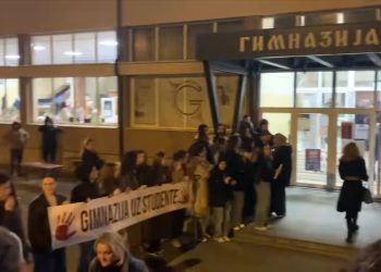 Protest učenika novopazarske Gimnazije za vrijeme vanrednog roditeljskog: Nećete nas uplašiti, složno do kraja