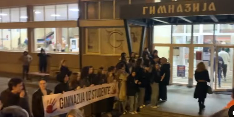 Protest učenika novopazarske Gimnazije za vrijeme vanrednog roditeljskog: Nećete nas uplašiti, složno do kraja