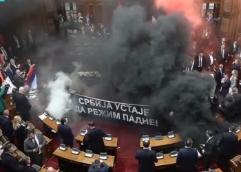 Sukob poslanika u Skupštini Srbije, bacili dimnu bombu a ministre gađali jajima VIDEO