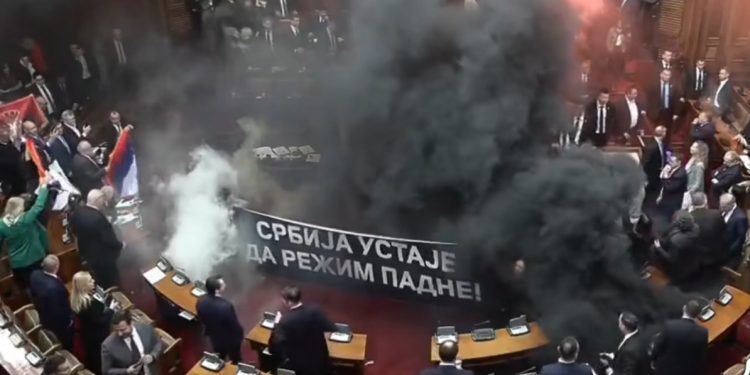 Sukob poslanika u Skupštini Srbije, bacili dimnu bombu a ministre gađali jajima VIDEO