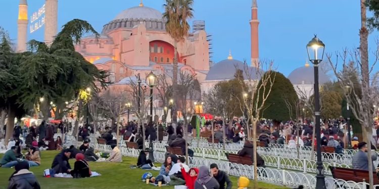Prelijepi trenuci pred iftar na trgu ispred džamije u Istanbulu VIDEO