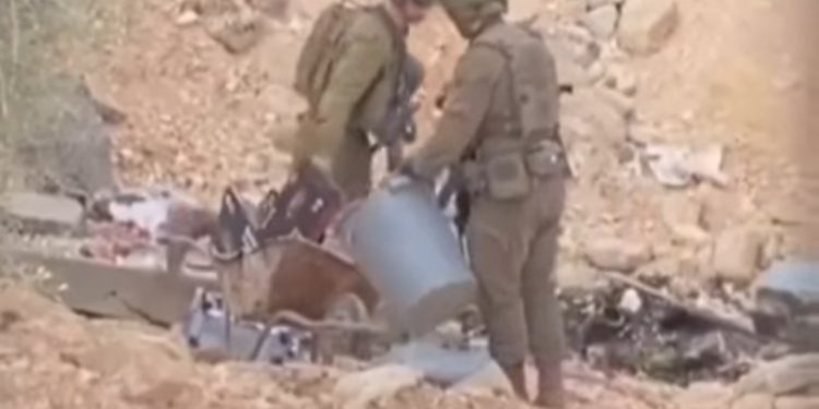 Izraelski okupatori pljačkaju Palestinske kuće, odnose nameštaj VIDEO