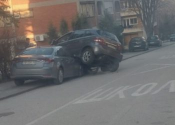 Sreća u nesreći: Auto se popelo na drugo i to u zoni škole ali je bilo prazno