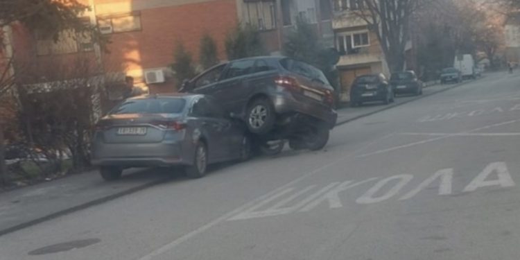 Sreća u nesreći: Auto se popelo na drugo i to u zoni škole ali je bilo prazno