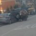Sreća u nesreći: Auto se popelo na drugo i to u zoni škole ali je bilo prazno