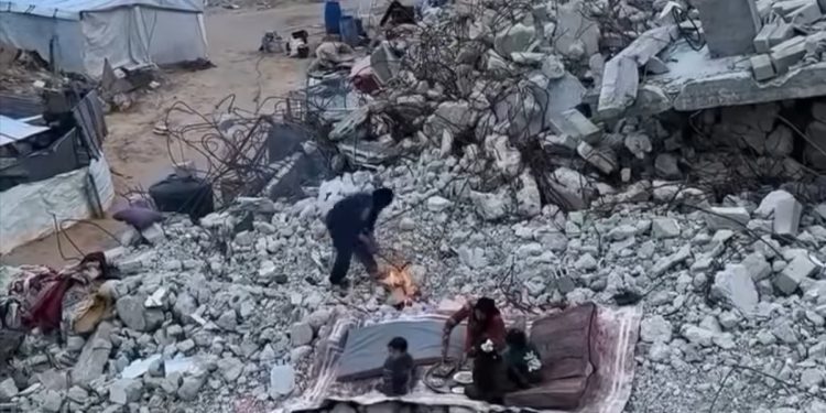 Ramazan u Gazi: Ruševine svugdje, Palestinac traži da založi vatru