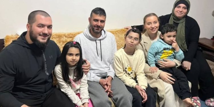 Ugledni Bjelopoljski privrednik Esad Pućurica sa porodicom smestili Palestinsku porodicu