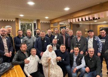 Bošnjaci dočekali nanu Fatu u Frankfurtu i upriličili iftar