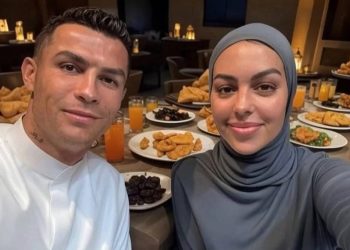 Kristijano Ronaldo: Ikona Sporta i Primjer Poštovanja Različitosti, na iftaru u tradicionalnoj nošnji