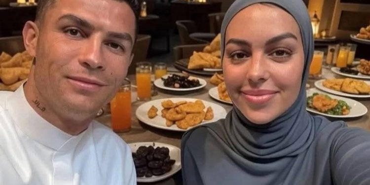Kristijano Ronaldo: Ikona Sporta i Primjer Poštovanja Različitosti, na iftaru u tradicionalnoj nošnji
