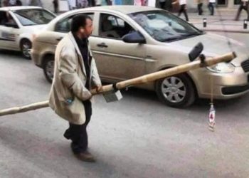 Kadir mercedes: Na motku okačio znak i tako vozi uz veliko razumjevanje sugrađana