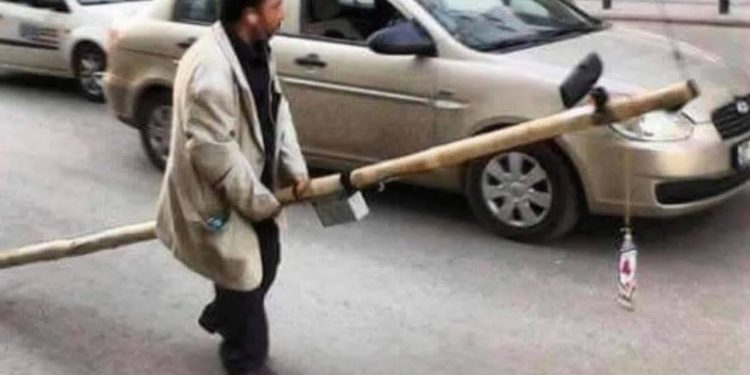 Kadir mercedes: Na motku okačio znak i tako vozi uz veliko razumjevanje sugrađana